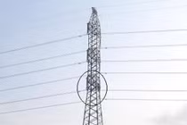 Đang giải cứu kẻ “ngáo đá” ngồi cả ngày trên cột điện cao thế