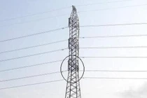 Đang giải cứu kẻ “ngáo đá” ngồi cả ngày trên cột điện cao thế