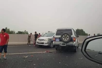 Va chạm trên cao tốc Hà Nội - Hải Phòng, xe biển xanh hư hỏng nặng