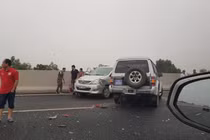 Va chạm trên cao tốc Hà Nội - Hải Phòng, xe biển xanh hư hỏng nặng