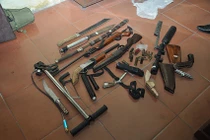 Bắt đối tượng ma túy tàng trữ cả kho vũ khí trong nhà