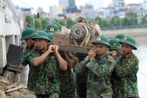 Nín thở xem lính công binh xử lý quả bom "khủng" ở cầu Tam Bạc