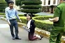 UBND tỉnh Đắk Lắk nói gì vụ giáo viên quỳ gối gửi đơn trước trụ sở?