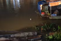 Ngư dân "ngã ngửa" phát hiện quả bom khủng dưới chân cầu Tam Bạc