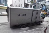 Cây trồng dưới lòng đường ở Uông Bí: Xe liên tục sập "bẫy"