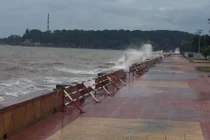 Bão số 2 Mun áp sát đất liền: Quảng Ninh dừng họp, Hải Phòng kêu gọi tàu thuyền về tránh trú