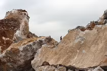 Hàng trăm người thức trắng đêm tìm thi thể công nhân bị đá vùi lấp