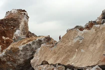 Hàng trăm người thức trắng đêm tìm thi thể công nhân bị đá vùi lấp