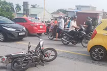 Hải Phòng: Xe bus lấn làn, tông xe máy, nam sinh nguy kịch