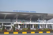 Thông tin bất ngờ vụ xe biển xanh đón “quý bà” ở cầu thang máy bay