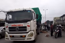 Camera tiết lộ nguyên nhân vụ container cán đôi nam nữ đi SH