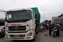 Camera tiết lộ nguyên nhân vụ container cán đôi nam nữ đi SH