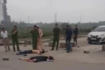 Nam thanh niên ngồi lên người cô gái đâm nhiều nhát rồi tự sát