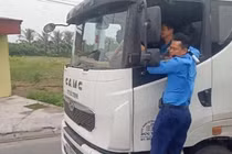 Thanh tra Giao thông đu bám cửa ô tô suốt 3km