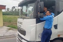 Thanh tra Giao thông đu bám cửa ô tô suốt 3km