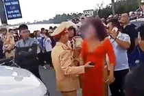 CSGT dừng xe đón dâu có hành vi đốt pháo, mẹ chú rể chống đối