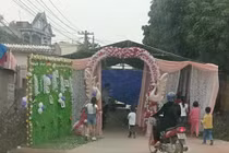 Bắc Giang: Dựng rạp cưới giữa đường liên xã, lái xe "đau đầu" phải đi vòng 10km