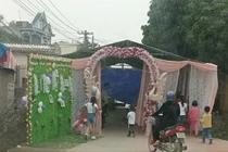 Bắc Giang: Dựng rạp cưới giữa đường liên xã, lái xe "đau đầu" phải đi vòng 10km