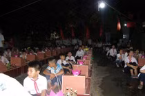 Không nên để học sinh ngồi bệt thắp nến tri ân liệt sĩ dưới nền ẩm ướt