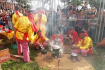 Ảnh: Kéo lửa, thổi cơm thi thu hút hàng nghìn du khách đến chùa Keo