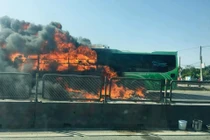 Thanh Hóa: Xe khách đang lưu thông bỗng bốc cháy dữ dội trên Quốc lộ 1A