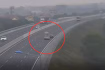 Ô tô con đi lùi trên cao tốc Hà Nội - Hải Phòng suýt "giết" nhiều mạng người