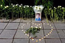 Vụ bé lớp 1 tử vong: Gateway đề nghị phụ huynh không tưởng niệm trước cổng trường