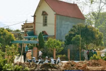 Khám nghiệm vụ tự sát bằng súng, phát hiện thêm xác chết trong bể cá