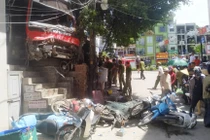 Hiện trường tang thương vụ xe khách đâm vỡ loạt xe máy, 2 người tử vong ở Quảng Ninh