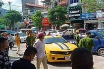 CSGT cầm súng AK đập vỡ kính xe sang Chevrolet Camaro