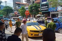 CSGT cầm súng AK đập vỡ kính xe sang Chevrolet Camaro