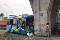 Xe khách mất lái đâm thẳng chân cầu vượt, 11 người bị thương