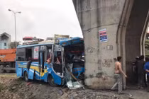 Xe khách mất lái đâm thẳng chân cầu vượt, 11 người bị thương