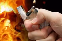 Chồng tưới xăng đốt vợ vì không cho tiền mua thuốc