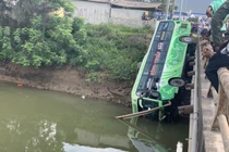 Người dân bàng hoàng nhìn xe khách 45 chỗ lao xuống sông