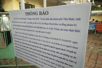 Xôn xao vì biển báo trước tòa xử cựu Phó phòng CS kinh tế xâm hại nữ sinh