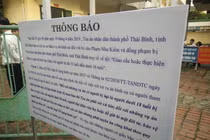 Xôn xao vì biển báo trước tòa xử cựu Phó phòng CS kinh tế xâm hại nữ sinh