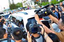 Phóng viên trực tết: Mùng 1 xách máy ra đường, dán mặt “người tình mặt vuông”