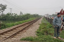Băng qua đường sắt, hai vợ chồng 80 tuổi bị tàu hỏa tông