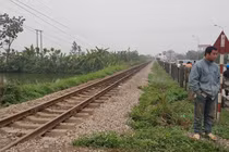 Băng qua đường sắt, hai vợ chồng 80 tuổi bị tàu hỏa tông