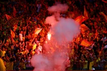 Fan nữ trúng pháo sáng CĐV Nam Định: Có được phép đốt pháo sáng?