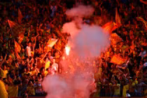 Fan nữ trúng pháo sáng CĐV Nam Định: Có được phép đốt pháo sáng?