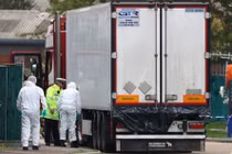 39 thi thể trong container: có 4 hồ sơ nghi người Việt, 20 người khác an toàn?