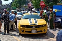 CSGT cầm súng AK đập vỡ kính siêu xe: Người chống đối công an là ai?