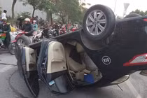 Hải Phòng: Taxi lật ngửa giữa đường, người dân cứu nữ nhà thơ