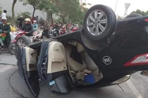 Hải Phòng: Taxi lật ngửa giữa đường, người dân cứu nữ nhà thơ