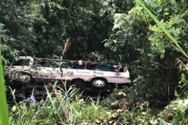 Xe du lịch lao vực sâu, 2 người chết, 18 người bị thương