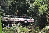 Xe du lịch lao vực sâu, 2 người chết, 18 người bị thương