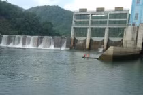 Lật thuyền 1 người chết khi thủy điện Nậm Nơn xả nước