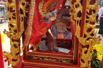 Hình ảnh xấu xí nhét tiền vào kiệu trước giờ khai ấn đền Trần 2019